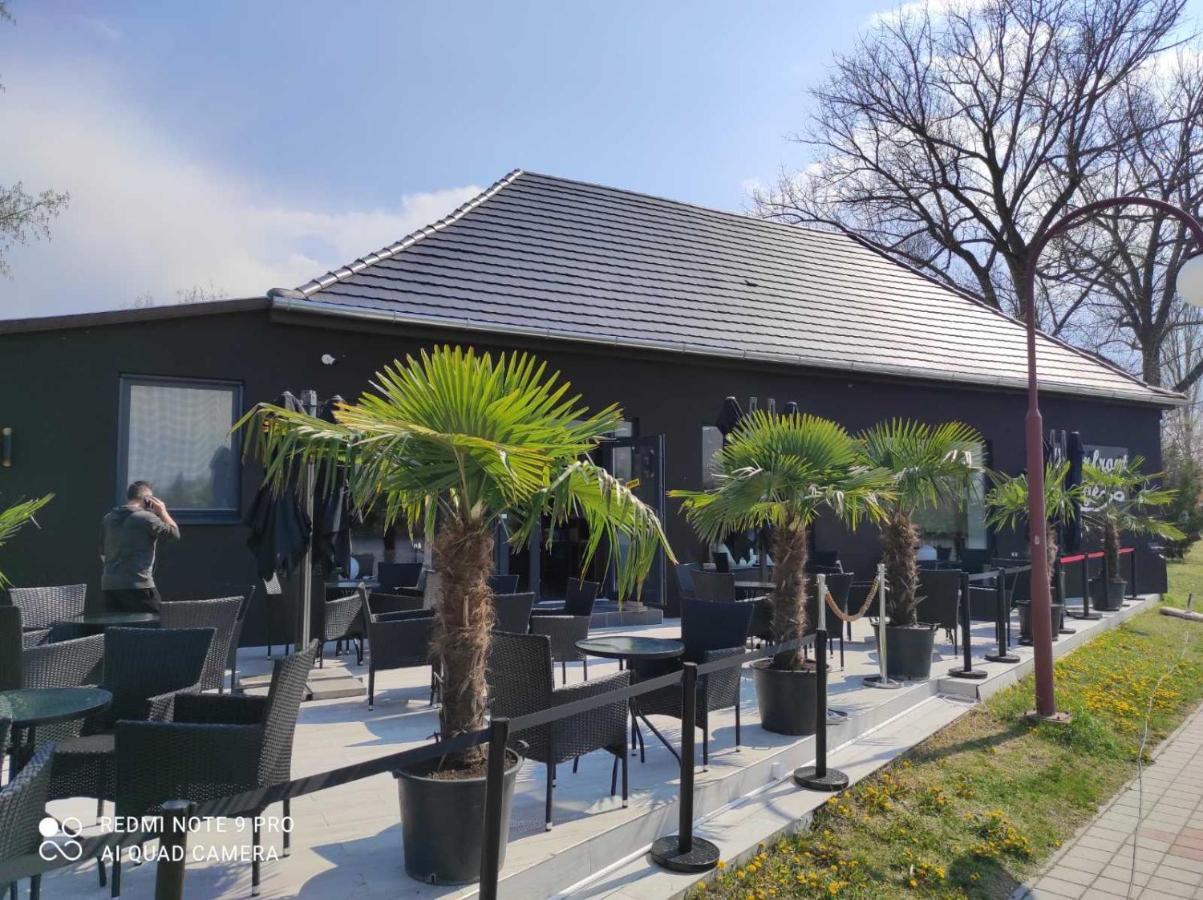 Waterfront Lodge Dunapataj Exterior photo