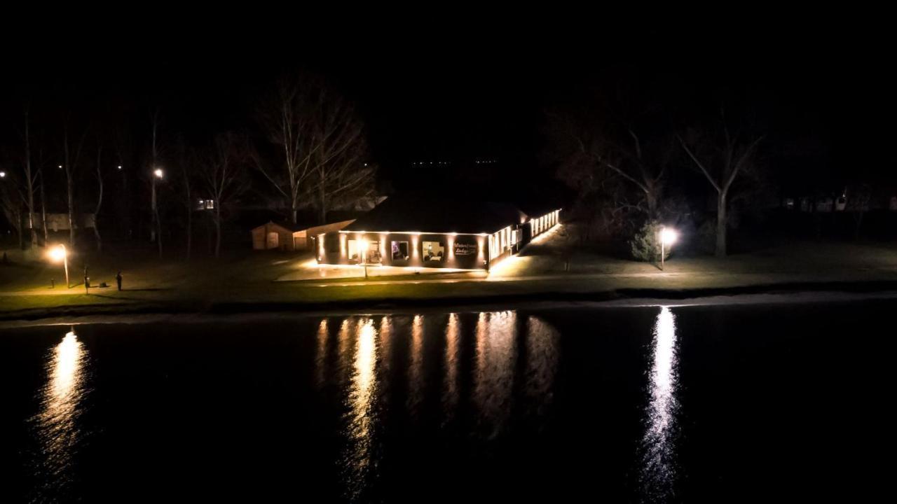 Waterfront Lodge Dunapataj Exterior photo