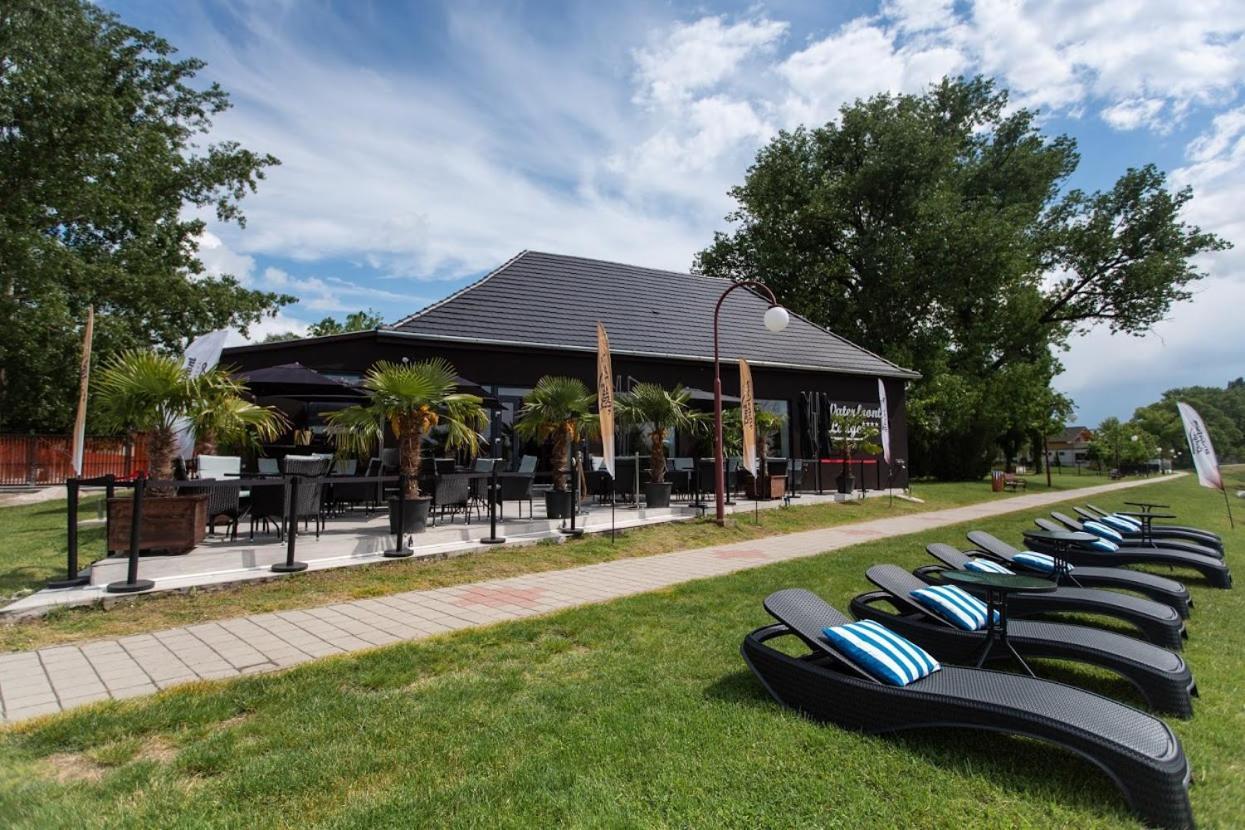 Waterfront Lodge Dunapataj Exterior photo